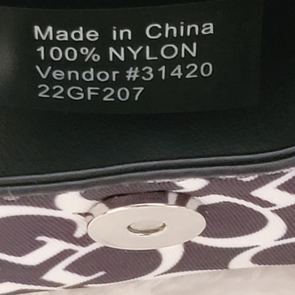 GUESS AIRPODS CASE ! - Picture 8 of 9